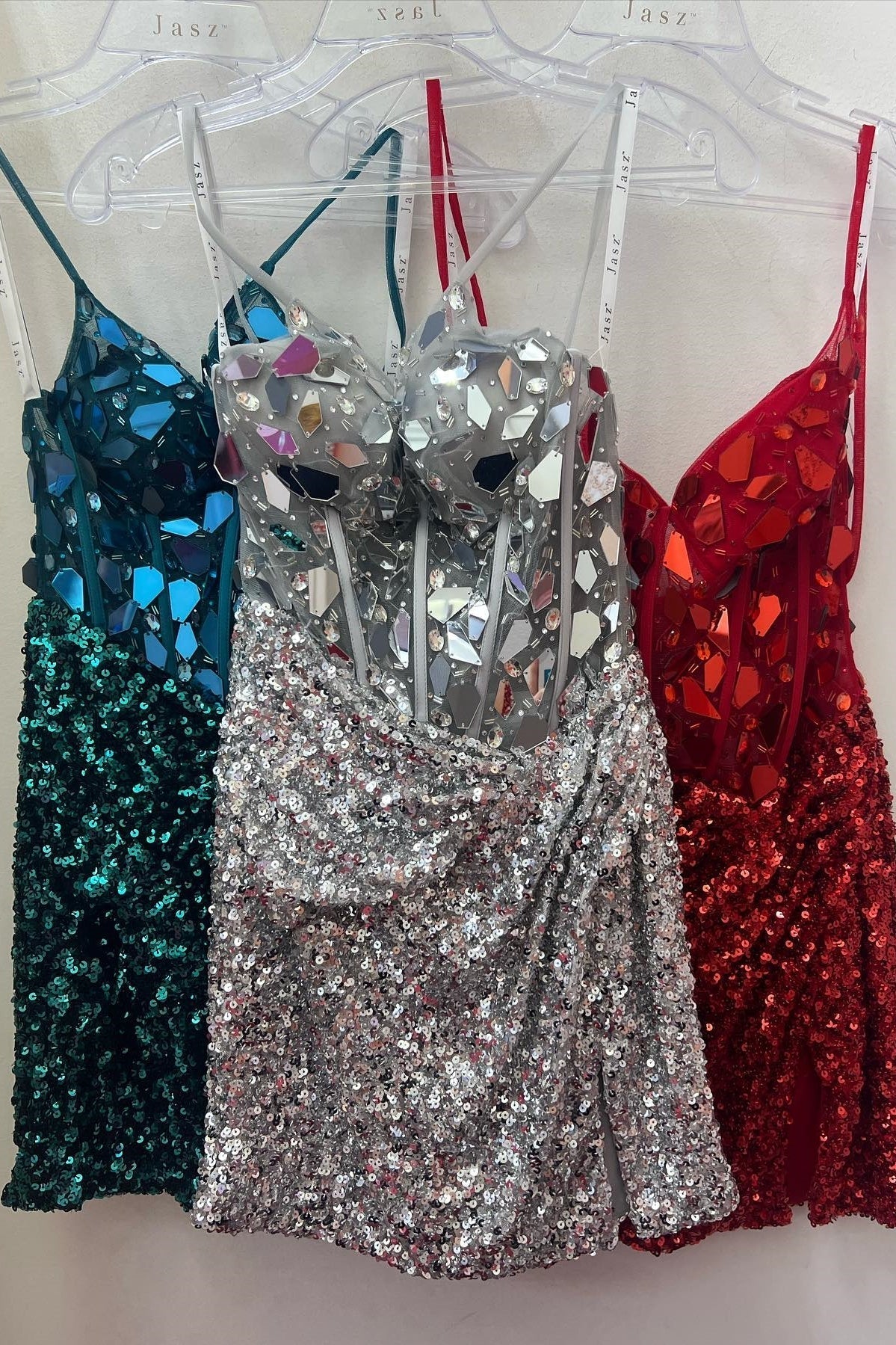 Red Mirror-Cut Sequins Halter Bodycorn V Neck Homecoming Dress
